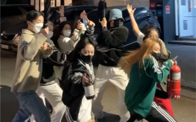 Hiphop girls, look at this and I'm going to die of laughter hhh~