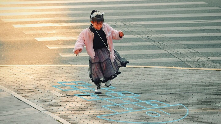 عندما تظهر "لعبة القفز بالحُفر" في الشارع، يشعر المارة وكأنهم ركبوا آلة الزمن.