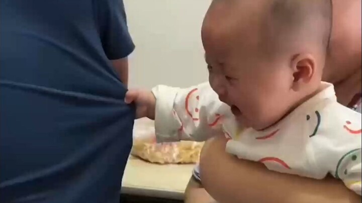 Em bé năm tháng tuổi túm chặt áo ông ngoại không cho đi, khóc lóc tủi thân quá đỗi!