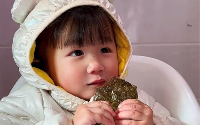I really can't watch her childhood videos, she was so cute that I even think she's not cute enough n
