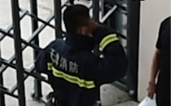 The father came to visit his son and happened to arrive just as his son was returning from a police 