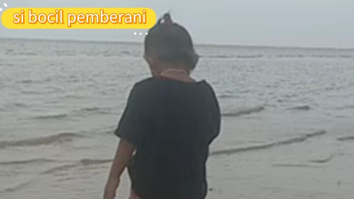 bocil pemberani berjalan di surut nya air laut.