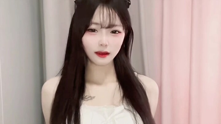 Xiao Wanwan’s original voice: Clenching her thighs in her pants