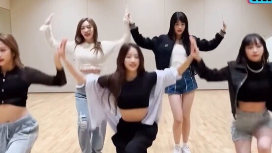 [Phải có cho phần vỗ tay] "FEARLESS" của LE SSERAFIM (phiên bản năm người) với các đường chuyển động