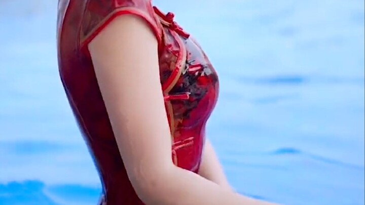 Lingkar pinggang Song Yi hanya 55,5 cm, lebih kecil dari lingkar kepala saya!