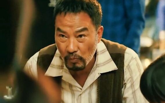 Para bos kelas atas makan mi sapi, lalu ketemu orang yang nekat melanggar aturan demi bungkus untuk 