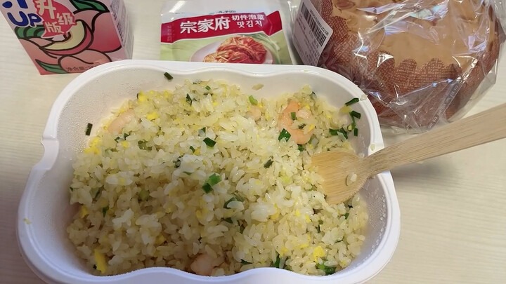 Eating like this will make it taste better [spit] [cover eyes] [sunglasses]