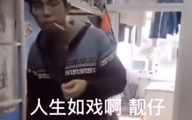 公共场所外放，当场去世