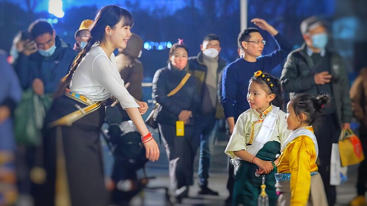 สาวชาวทิเบตผู้อ่อนโยนเต้นรำอย่างสนุกสนาน! ท่าทางขี้อายของเธอดูเหมือนความรักเป็นอย่างยิ่ง!