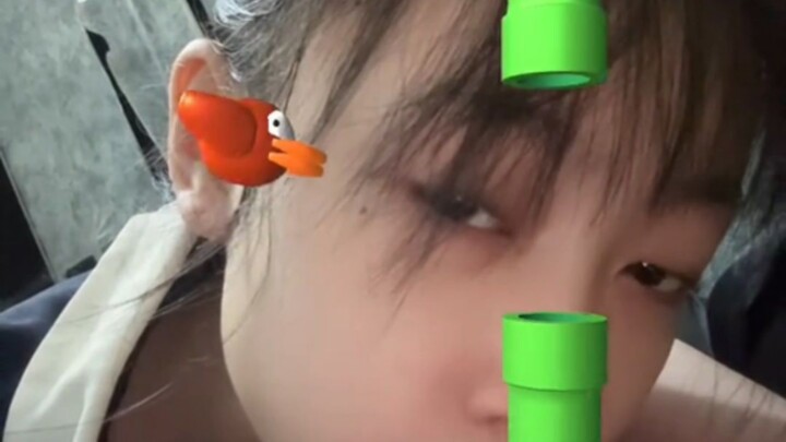“ฉันเป็นคนตาบอด ขอถามหน่อยว่าพวกเธอกำลังทำอะไรกันอยู่”