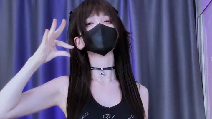 金络绷胸雪色明，蛇腰盘卷暗潮生