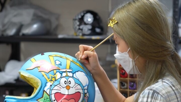 Arai's plain helmet is painted with Doraemon theme. Can boys resist it? It's so cute!