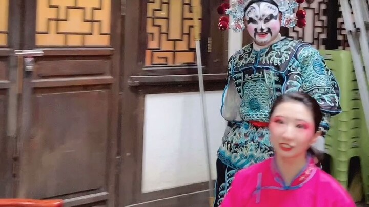 Ước nguyện năm mới: 1. Cùng gia đình đoàn tụ ăn bữa cơm tất niên, 2. Họ mau đến gọi tôi cùng ăn đi!