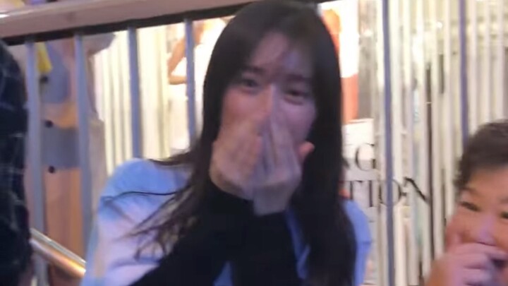 Penggemar bertemu Kim Ji-won dan ibunya yang sedang berlibur di Jepang ❤️! Lebih baik tidak menggang