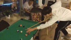 [Lin Yi] 01 The little brother plays billiards, such a small ball and such a tall figure, a magical 