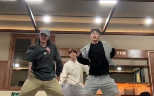 [Zhang Yuan, Ma Xiaolong, He Zhancheng] Wow, I couldn’t believe my eyes—Zhang Yuan is dancing with t