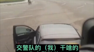 一男子与货车斗气别车，停车后表示:我交警队的拿驾驶本来!