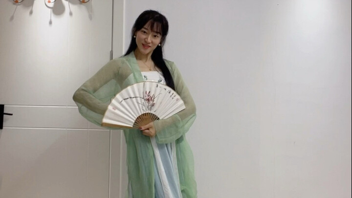 🥰自己当年参与编排的唱跳舞蹈《咏春》时隔多年还是一听音乐就可以直接跳出来💕承蒙大家厚爱❤️2025年再度被看到🌷一起感受🇨🇳中国文化的魅力😘感恩❤️