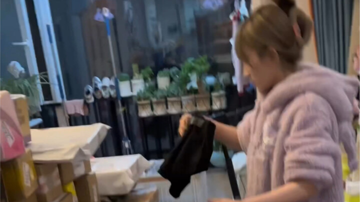 Gadis-gadis boros gelombang pertama untuk 11-11 sudah menerima barangnya...