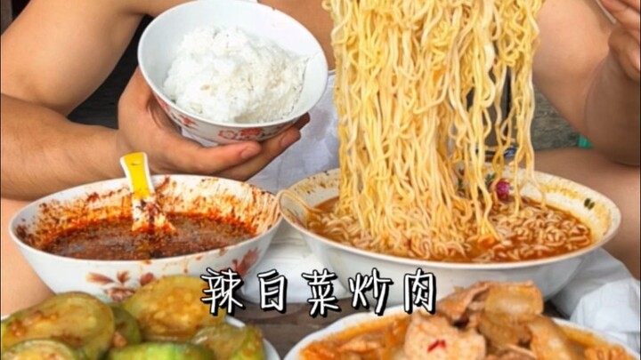 Spicy kimchi stir-fried with pork, stir-fried loofah, served with instant noodles—so delicious with 