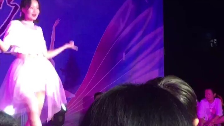 Seorang gadis berusia 15 tahun naik ke panggung untuk pertama kalinya untuk menari mengikuti lagu "P