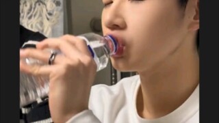 دفتر العناوين 69: أشك في أن زميلي في الغرفة يفعل شيئًا ما خارجًا عني....