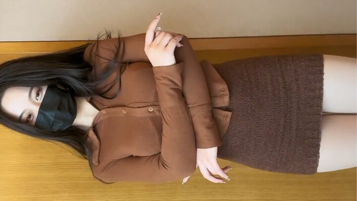 فتاة جميلة ومشهورة على الإنترنت ترقص بحرارة وتخطف الأنظار