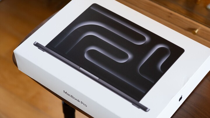 แกะกล่อง MacBook Pro M5 Max รุ่นท็อป: วัดคะแนนทดสอบแบบรวดเร็ว!