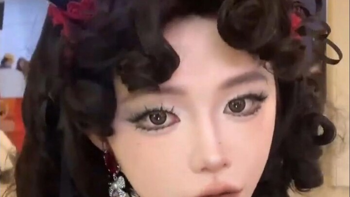 Khi tôi mặc váy công chúa lòe loẹt, trang điểm đậm đi hẹn hò tập thể ở trung tâm thương mại