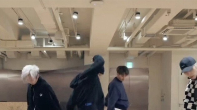 ห้องซ้อมของ WayV ที่ “เตะกลับ” พร้อมคำบรรยายห่วยๆ