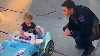 美国警察例行车检，但司机是三岁小孩儿…