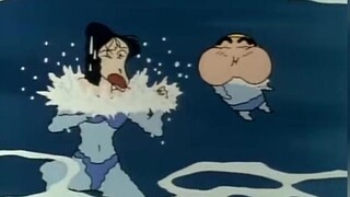 It turns out that in addition to the dog paddle, Shin-chan can also swim in the jellyfish style, and