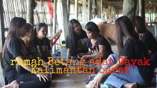 berkunjung ke rumah Betang adat Dayak bersama gadis Dayak Kalimantan❗❗