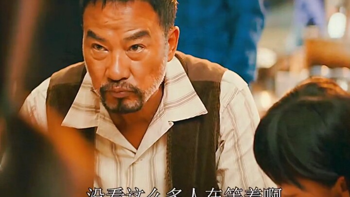 不起眼的老头  一个眼神吓退整个黑帮