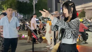 Saat gadis itu menyanyikan "Kamen Rider Decade" di jalan, semua orang berkumpul untuk menonton! ! !