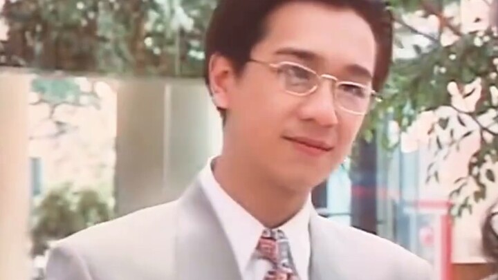 How many women can resist the look of Leon Lai in the elevator?