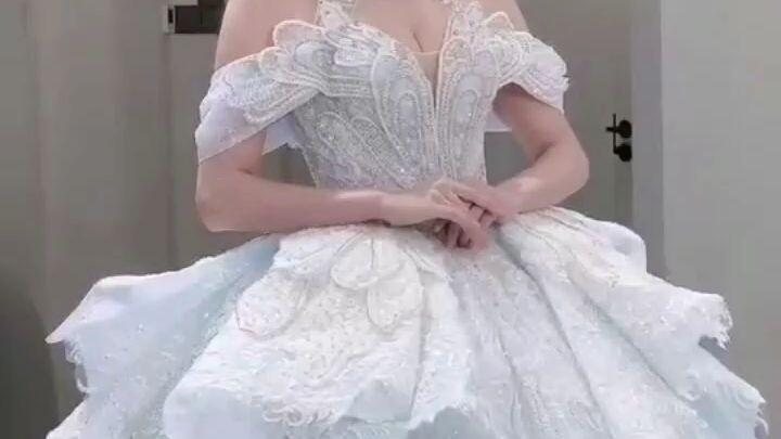 My dreaming wedding dress... but can't wear now. 😪