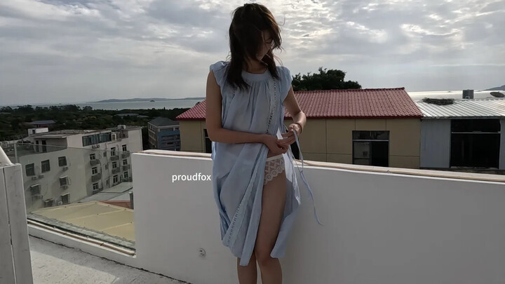 Nữ sinh đại học Tiểu Nghệ đã đến rồi! Cô nàng đang đứng trên ban công trình diễn chiếc đầm hai mảnh 