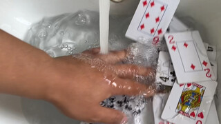 طلب مني أبي أن أخلط الأوراق، تُرى كيف سيثنيني أبي!