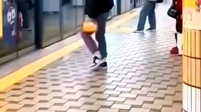 A foreign girl improvised a dance while waiting for the #subway and it became a #classic