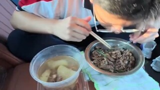 少爷执意住校体验生活，父母饭点准时投喂，网友：喜欢的女孩住校