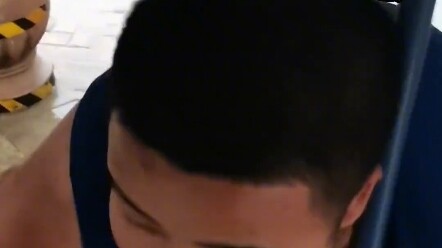 Trời mưa ngoài kia, em trai mang ô đến đón chị gái và cháu trai. Vừa ngẩng đầu lên, chị gái giật mìn