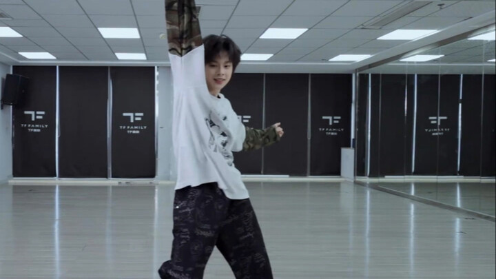 【Trần Tư Hãn】Nhảy múa đúng là thiên phú, lại còn toát lên khí chất ngôi sao nữa! Có mấy pha xử lý ti