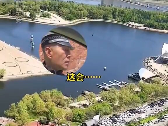 سائح من خارج المدينة لم يجد مكانًا لركن سيارته فاستنجد برجل المرور، فكان ردّ رجل المرور كالآتي: "إذا