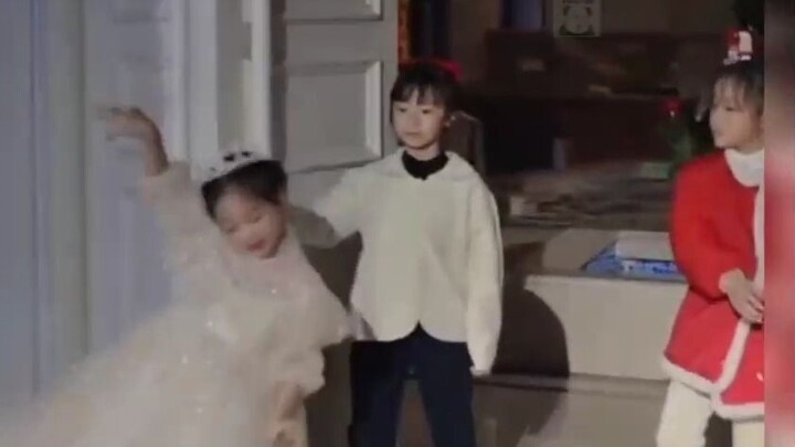 旁边的小女孩其实一点也不羡慕因为他们家世都一样