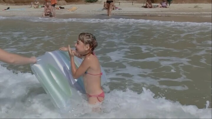 Учимся плавать на надувном матрасе.