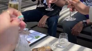 Netflix海贼王真人版电视剧路飞、娜美、乌索普演员和编导们的聚餐现场视频。