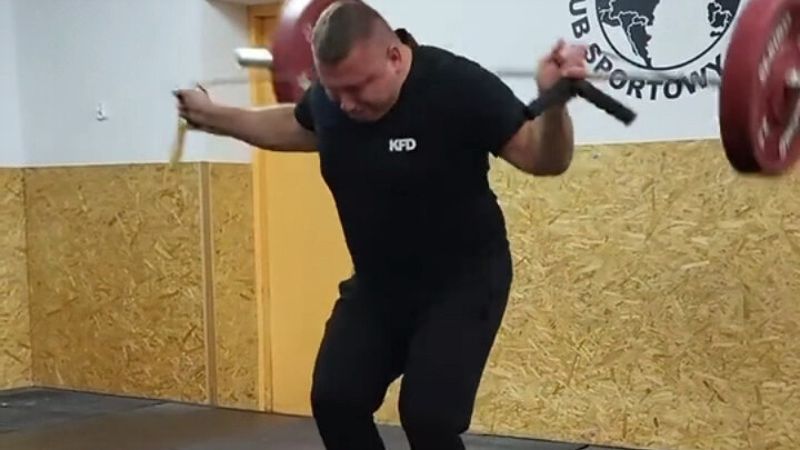 المبدع يفعل شيئًا ممتعًا ويشاهده بالكامل وهو مقطب الجبين! #لا تقلّدوه