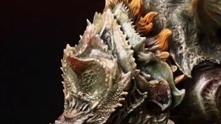 تبتلع الشمس الأرض، تتدفق الأمواج الذهبية، وتلمع بذور التنين في عاصفة الغبار.