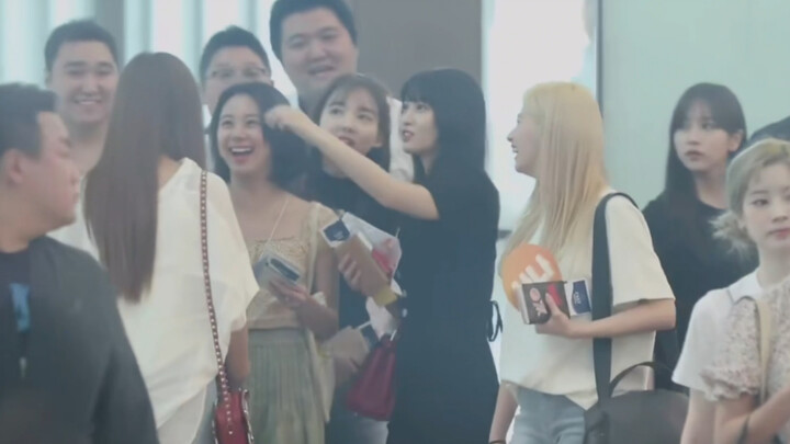 【TWICE】Em út Tử Du được các chị cưng chiều hết nấc #1